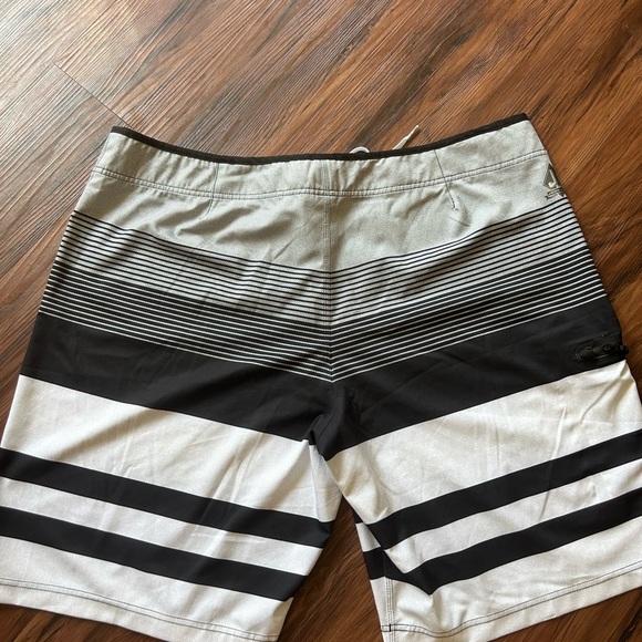 O’Neill Men’s Striped Board shorts /trunks - Picture 3 of 9